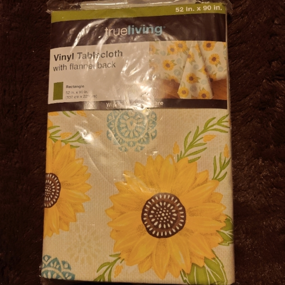 NEW NOT OPENED VINYL RECTANGLE TABLECLOTH W/ FLANNEL BACK 52"X90"